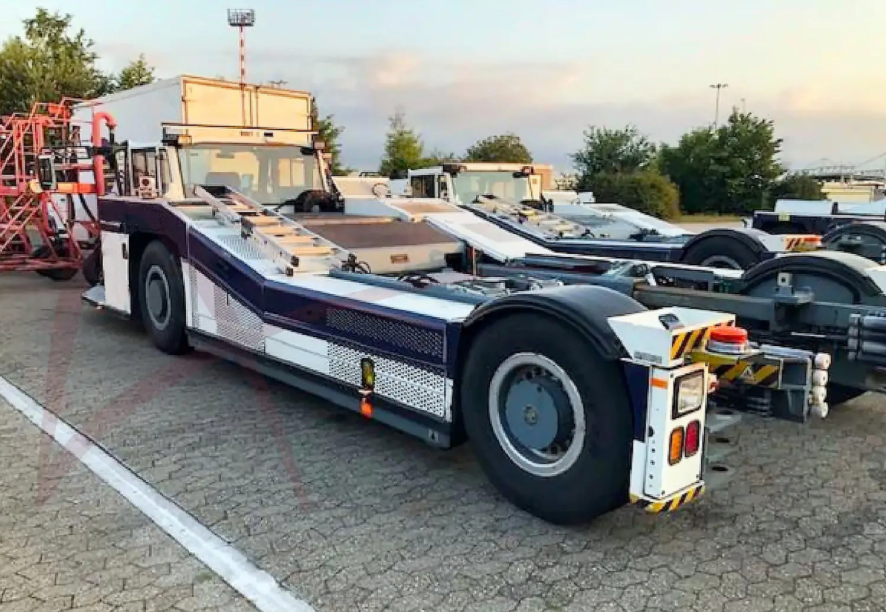 GOLDHOFER AST-2F 400 - Pushback tractor: picture 1 GOLDHOFER AST-2F 400 - Pushback tractor: picture 1