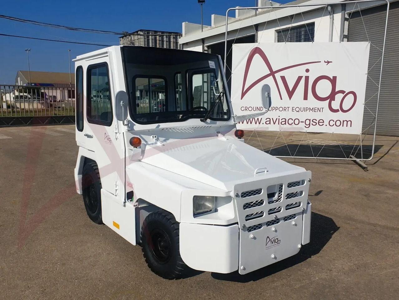NISSAN FV02 - Baggage tractor: picture 4 NISSAN FV02 - Baggage tractor: picture 4