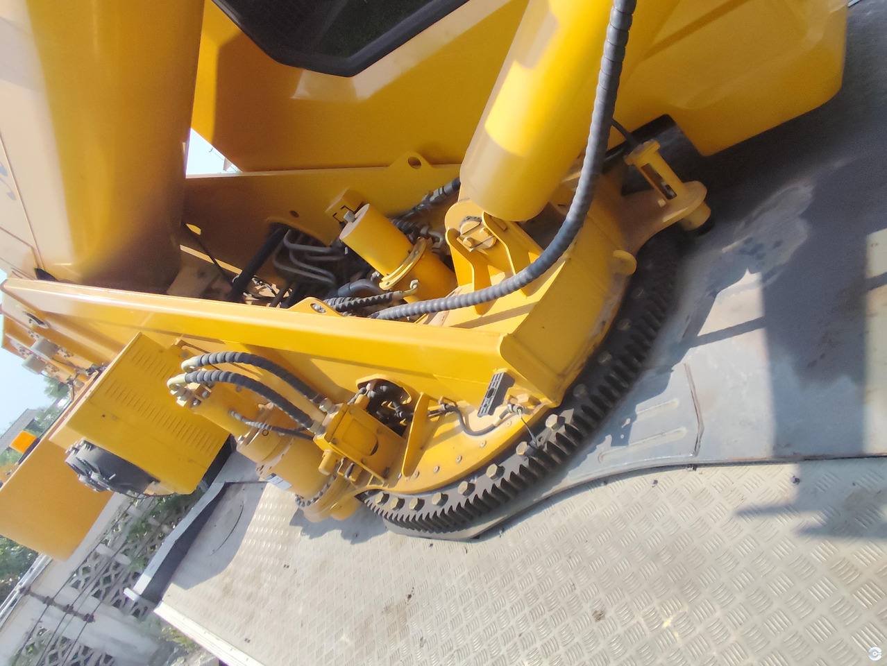 XCMG XCT30_Y 30ton truck crane with diesel engine price - Construction machinery: picture 5 XCMG XCT30_Y 30ton truck crane with diesel engine price - Construction machinery: picture 5