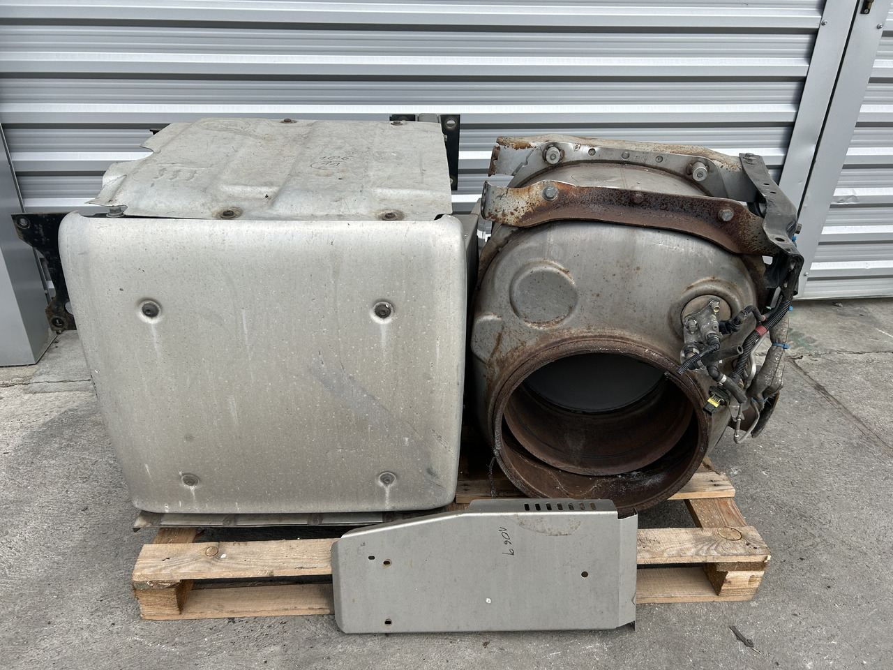 DAF CATALYTIC CONVERTER FOR DAF XF 106 BDF - Catalytic converter: picture 1 DAF CATALYTIC CONVERTER FOR DAF XF 106 BDF - Catalytic converter: picture 1