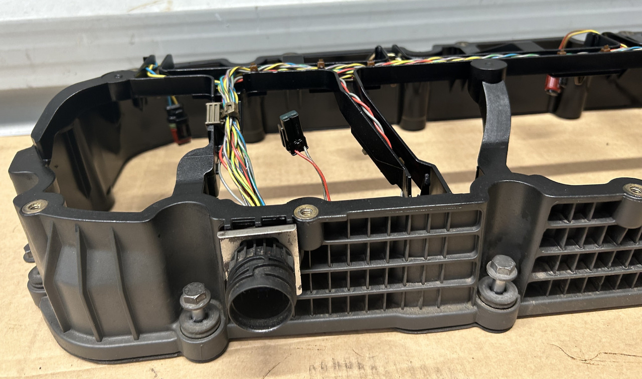 DAF SPACER FRAME ENGINE VALVE COVER XF 106 480 2033255 - Cylinder head: picture 2 DAF SPACER FRAME ENGINE VALVE COVER XF 106 480 2033255 - Cylinder head: picture 2