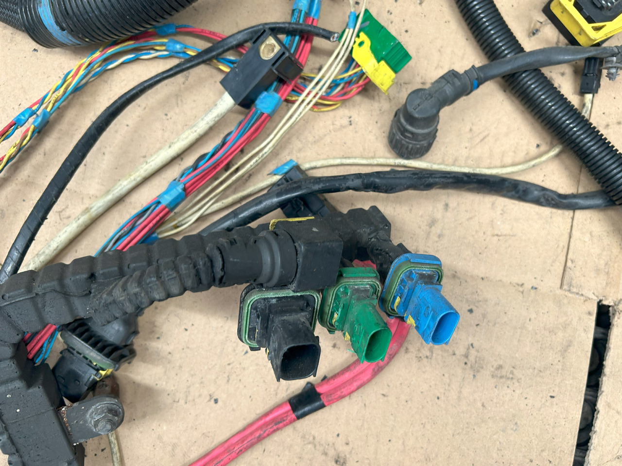 DAF XF 106 J3C ENGINE WIRING HARNESS - Cables/ Wire harness: picture 3 DAF XF 106 J3C ENGINE WIRING HARNESS - Cables/ Wire harness: picture 3
