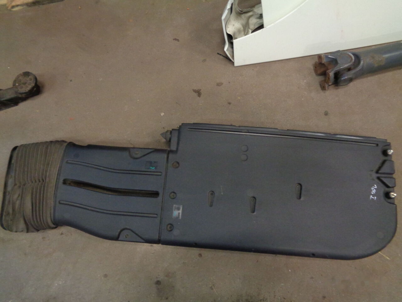 DAF XF 106 Komin Powietrza DAF XF 106 1935598  DAF XF 106 truck - Body and exterior for Truck: picture 4 DAF XF 106 Komin Powietrza DAF XF 106 1935598  DAF XF 106 truck - Body and exterior for Truck: picture 4