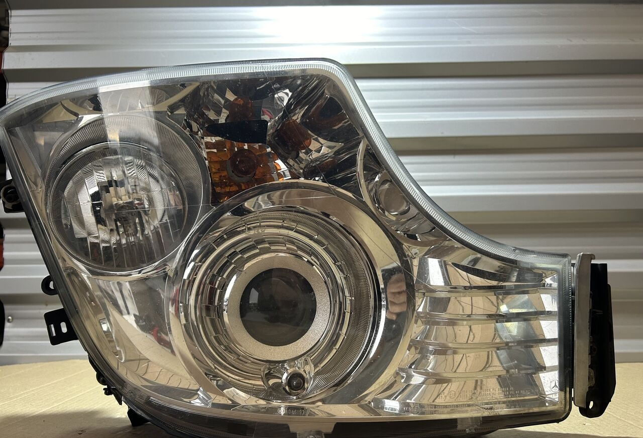 Mercedes-Benz ACTROS MP4 A9608200739 Mercedes-Benz ACTROS MP4 truck - Headlight for Truck: picture 1 Mercedes-Benz ACTROS MP4 A9608200739 Mercedes-Benz ACTROS MP4 truck - Headlight for Truck: picture 1