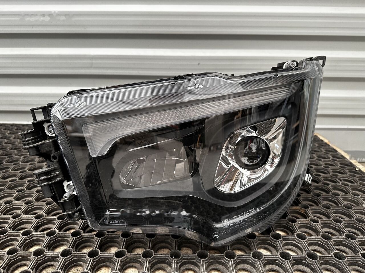 Mercedes-Benz LED ACTROS AROCS MP5 Mercedes-Benz ACTROS MP4 - Headlight for Truck: picture 2 Mercedes-Benz LED ACTROS AROCS MP5 Mercedes-Benz ACTROS MP4 - Headlight for Truck: picture 2