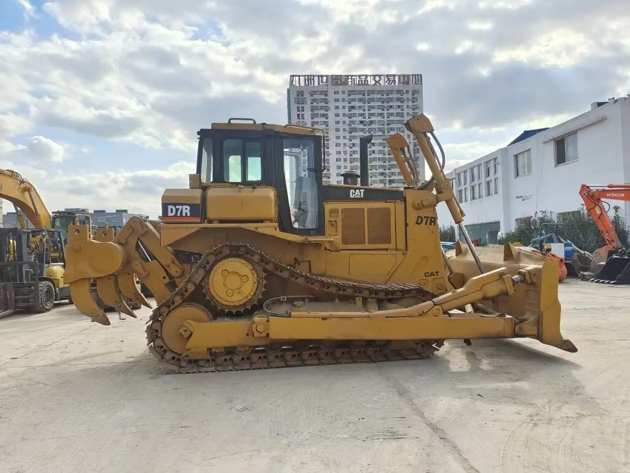 Caterpillar Secondhand Bulldozer CAT D7R Japan Origin Tracked Tractor - Bulldozer: picture 2 Caterpillar Secondhand Bulldozer CAT D7R Japan Origin Tracked Tractor - Bulldozer: picture 2