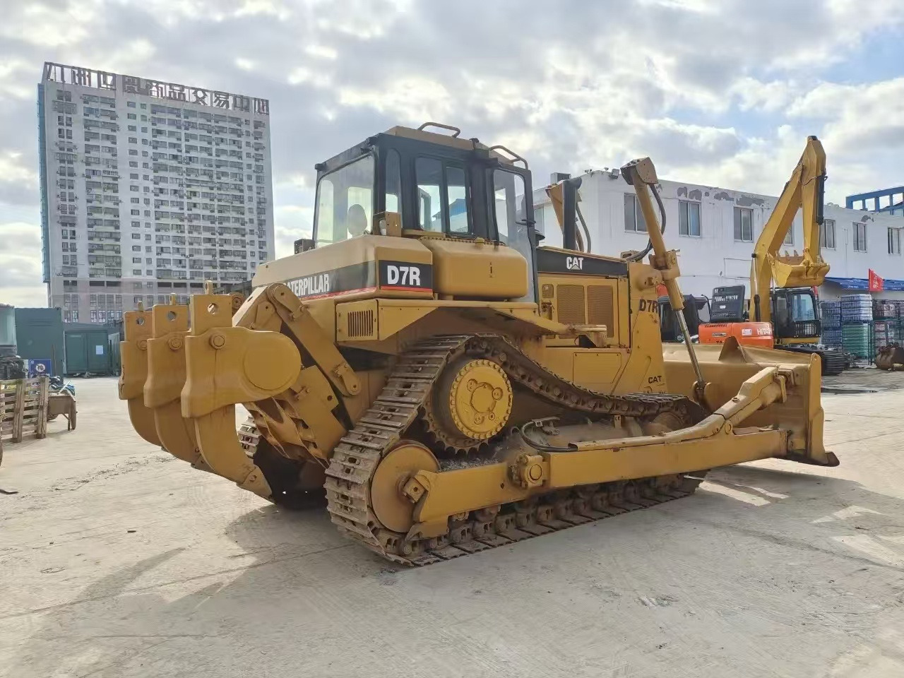 Caterpillar Secondhand Bulldozer CAT D7R Japan Origin Tracked Tractor - Bulldozer: picture 1 Caterpillar Secondhand Bulldozer CAT D7R Japan Origin Tracked Tractor - Bulldozer: picture 1