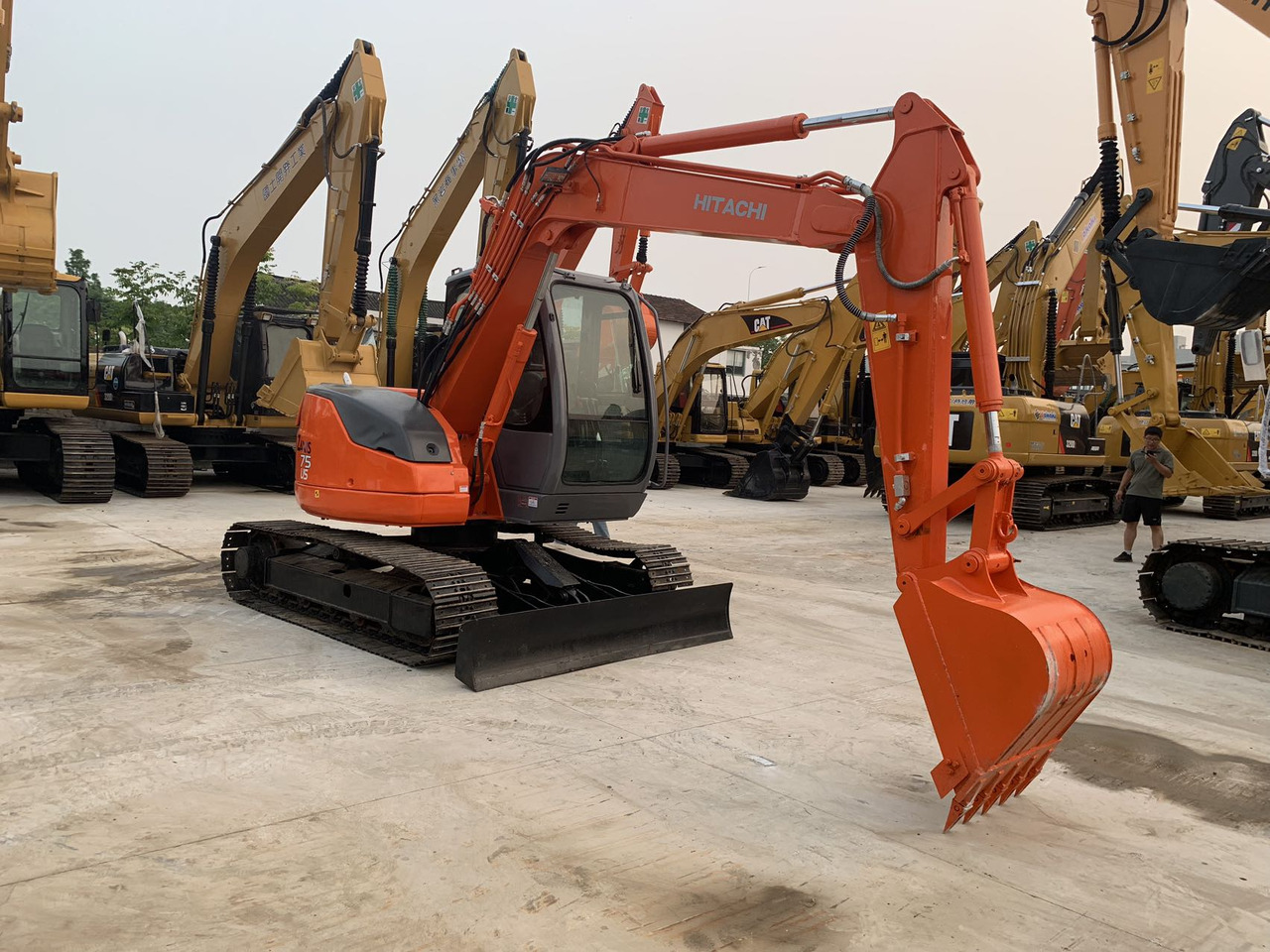 Hitachi Tracked Excavator ZX75 with Blade Dozer - Crawler excavator: picture 5 Hitachi Tracked Excavator ZX75 with Blade Dozer - Crawler excavator: picture 5