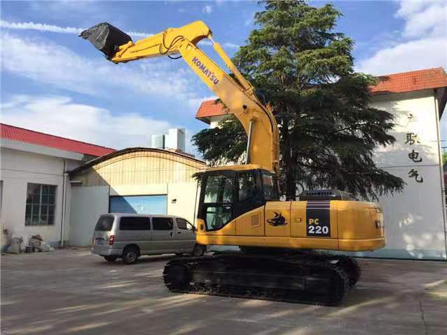 KOMATSU excavator PC220 secondhand excavator with excellent condition - Crawler excavator: picture 3 KOMATSU excavator PC220 secondhand excavator with excellent condition - Crawler excavator: picture 3