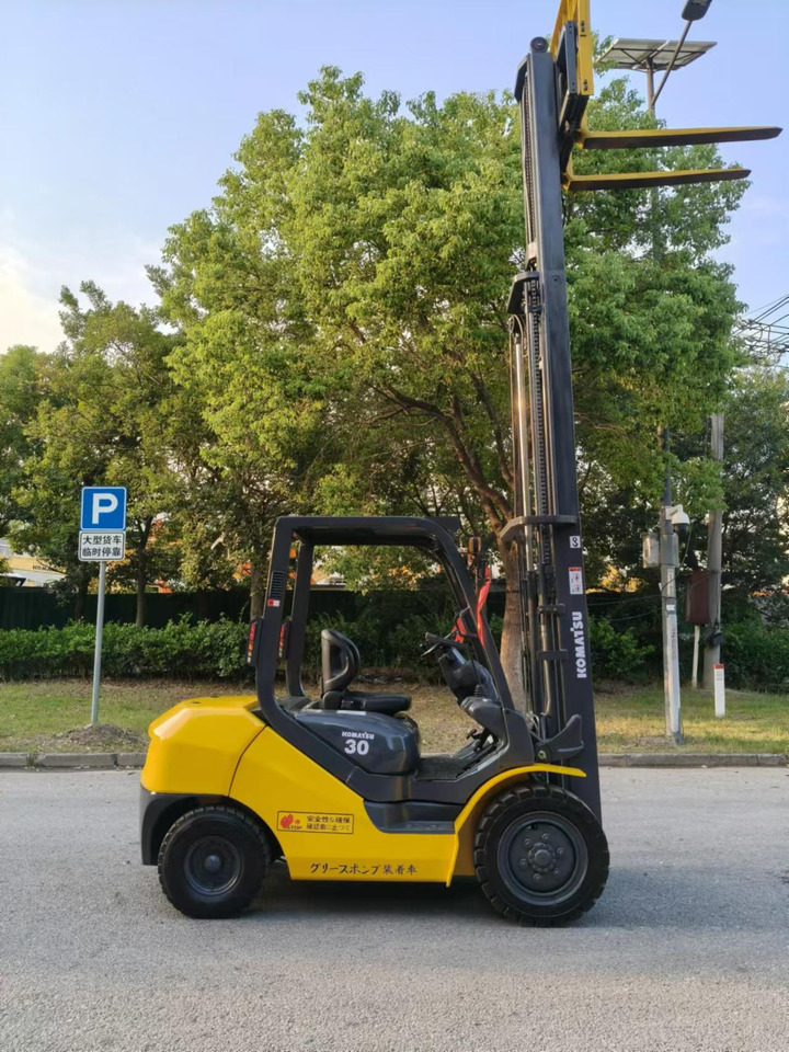 Komatsu Forklift 3 ton Capacity FD30-15, FD30-16, FD30-17 - Diesel forklift: picture 1 Komatsu Forklift 3 ton Capacity FD30-15, FD30-16, FD30-17 - Diesel forklift: picture 1