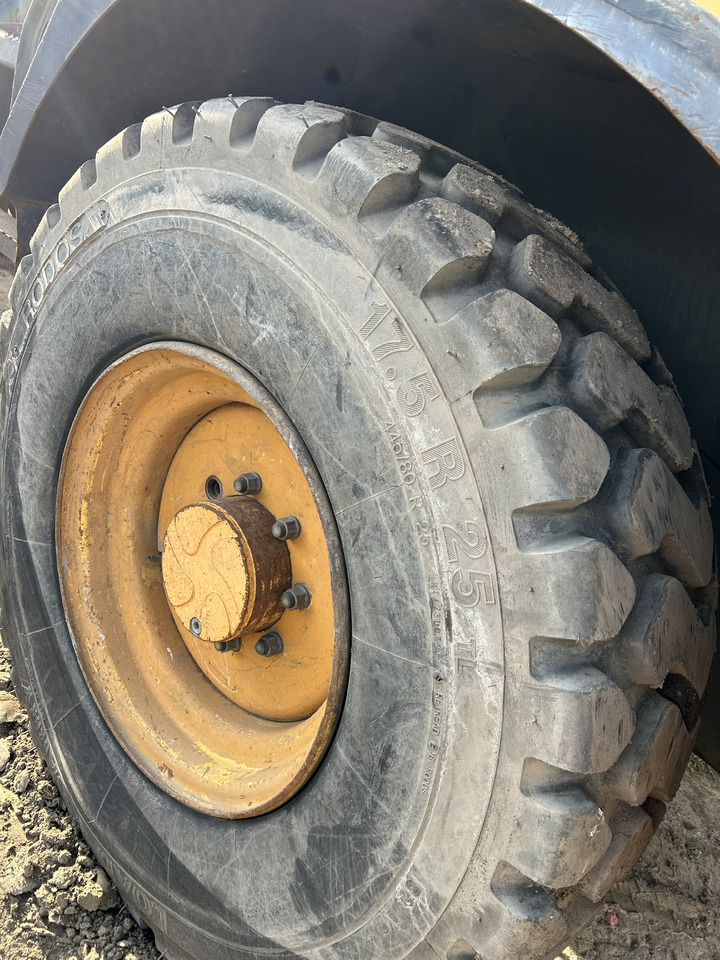 Liebherr L514 - Wheel and tire package for Wheel loader: picture 1 Liebherr L514 - Wheel and tire package for Wheel loader: picture 1