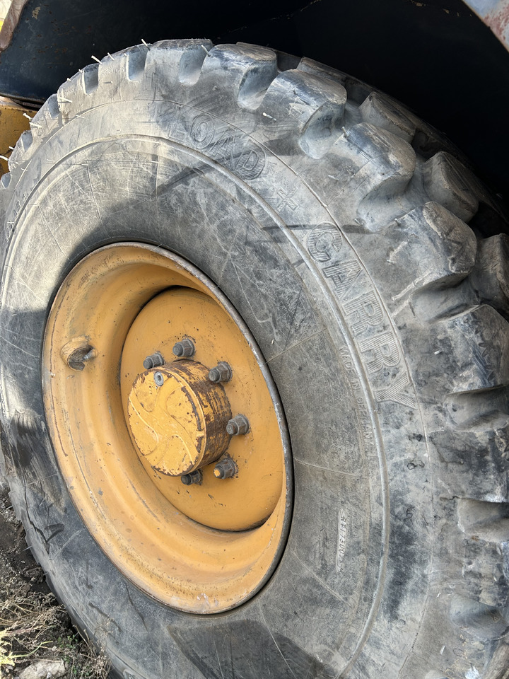 Liebherr L514 - Wheel and tire package for Wheel loader: picture 4 Liebherr L514 - Wheel and tire package for Wheel loader: picture 4