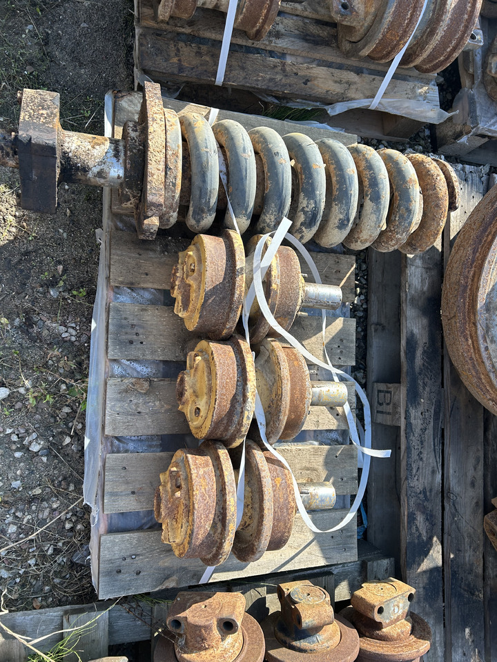 Liebherr PR722 - Undercarriage parts for Bulldozer: picture 3 Liebherr PR722 - Undercarriage parts for Bulldozer: picture 3