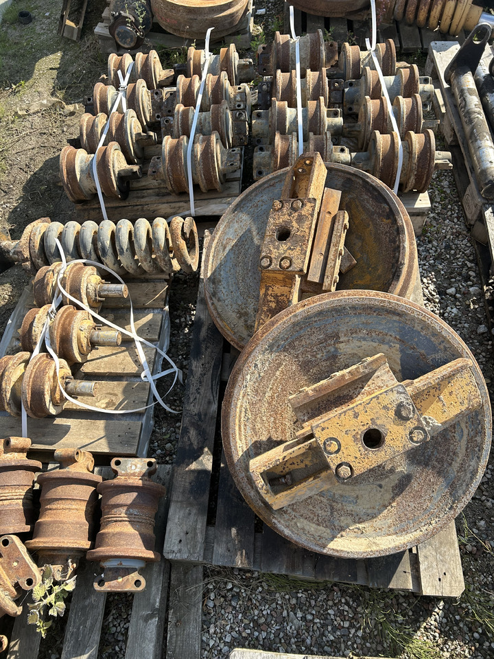 Liebherr PR722 - Undercarriage parts for Bulldozer: picture 1 Liebherr PR722 - Undercarriage parts for Bulldozer: picture 1