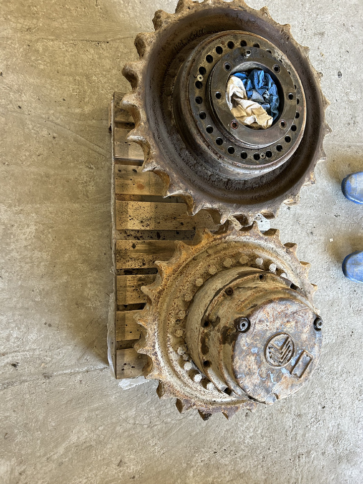 Liebherr R922 - Undercarriage parts for Crawler excavator: picture 3 Liebherr R922 - Undercarriage parts for Crawler excavator: picture 3