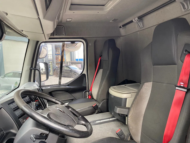 Interior photo 1: Box truck Renault D16.280 / Closed Box / Automatic / Euro 6