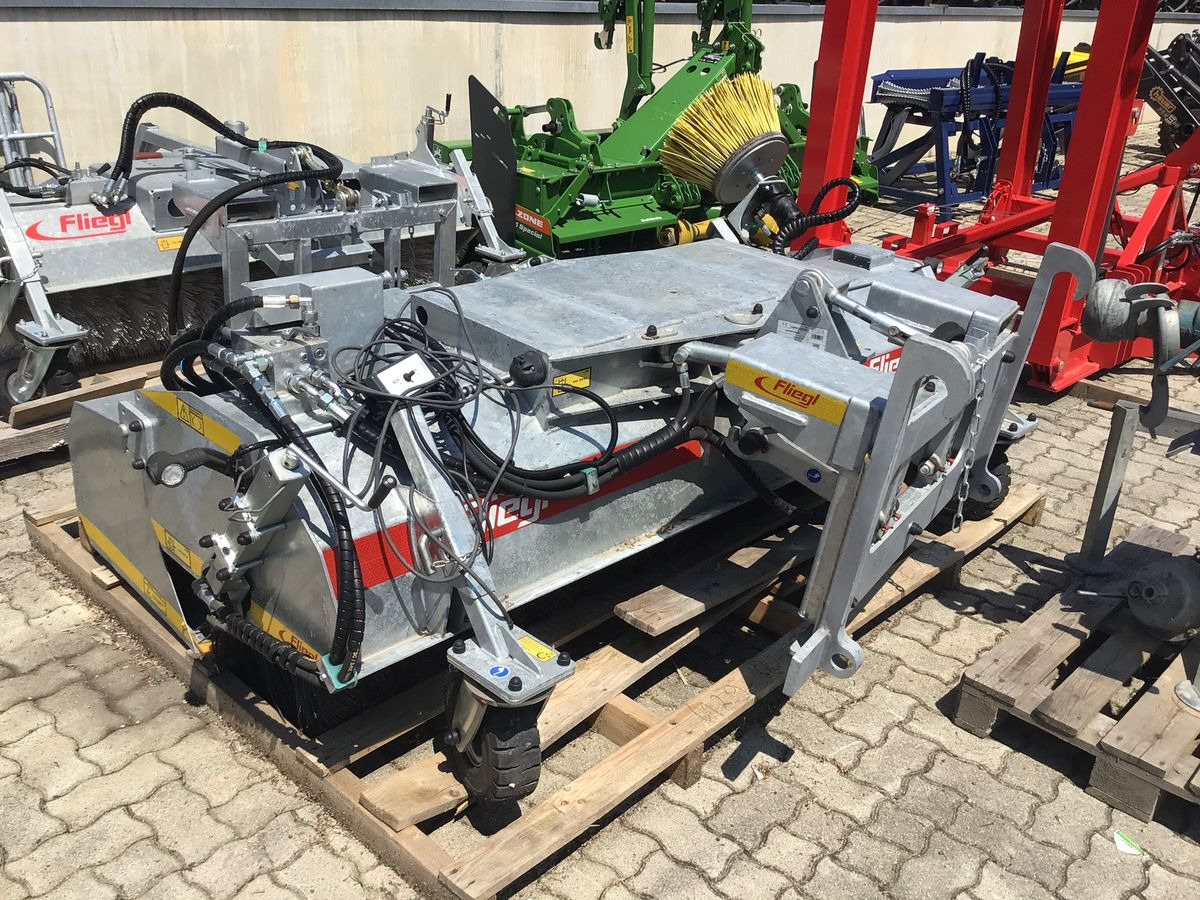 Fliegl Profi 2300 - Broom: picture 1 Fliegl Profi 2300 - Broom: picture 1