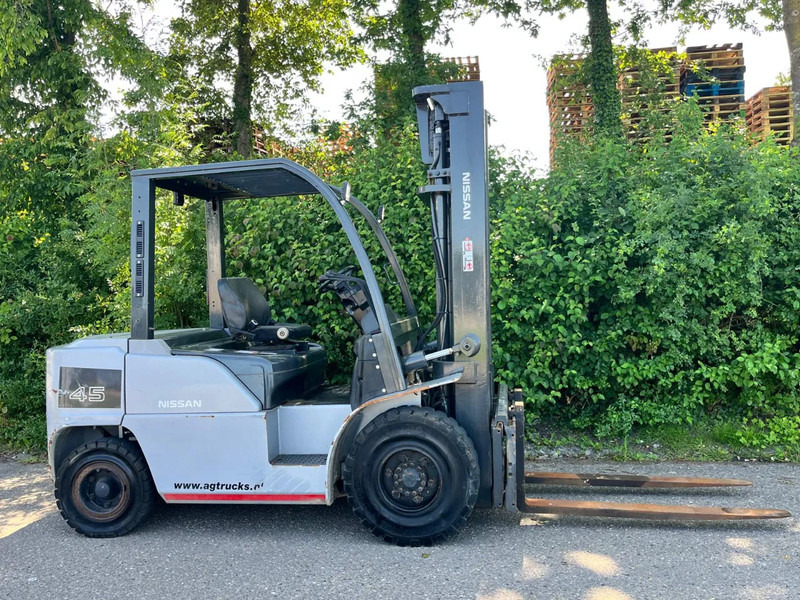 Nissan FD45 W1F4A45Y FD45 W1F4A45Y - Diesel forklift: picture 1 Nissan FD45 W1F4A45Y FD45 W1F4A45Y - Diesel forklift: picture 1