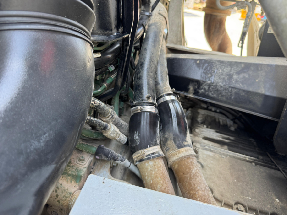Concrete mixer truck VOLVO FMX-420 8x4 Liebherr 9m3 mit FB 17M: picture 16