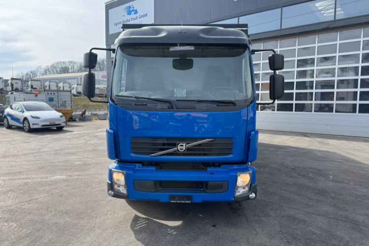 Volvo FLL-290 - Curtainsider truck: picture 2 Volvo FLL-290 - Curtainsider truck: picture 2