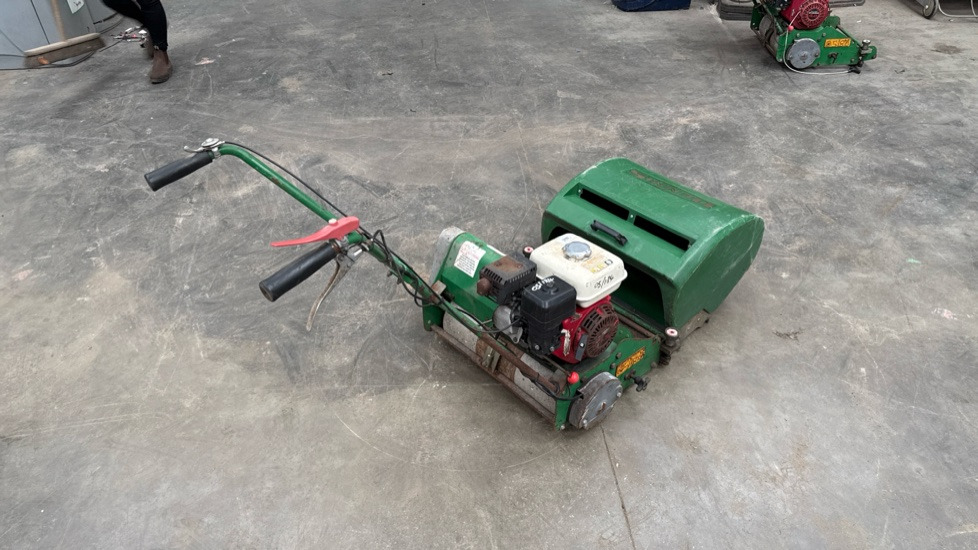 DENNIS FT510 PEDESTRIAN CYLINDER MOWER WITH 9K UNIT AND GRASS BOX - Construction equipment: picture 2 DENNIS FT510 PEDESTRIAN CYLINDER MOWER WITH 9K UNIT AND GRASS BOX - Construction equipment: picture 2