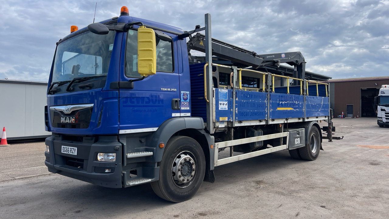 MAN TGM 18.250 - Dropside/ Flatbed truck, Crane truck: picture 2 MAN TGM 18.250 - Dropside/ Flatbed truck, Crane truck: picture 2