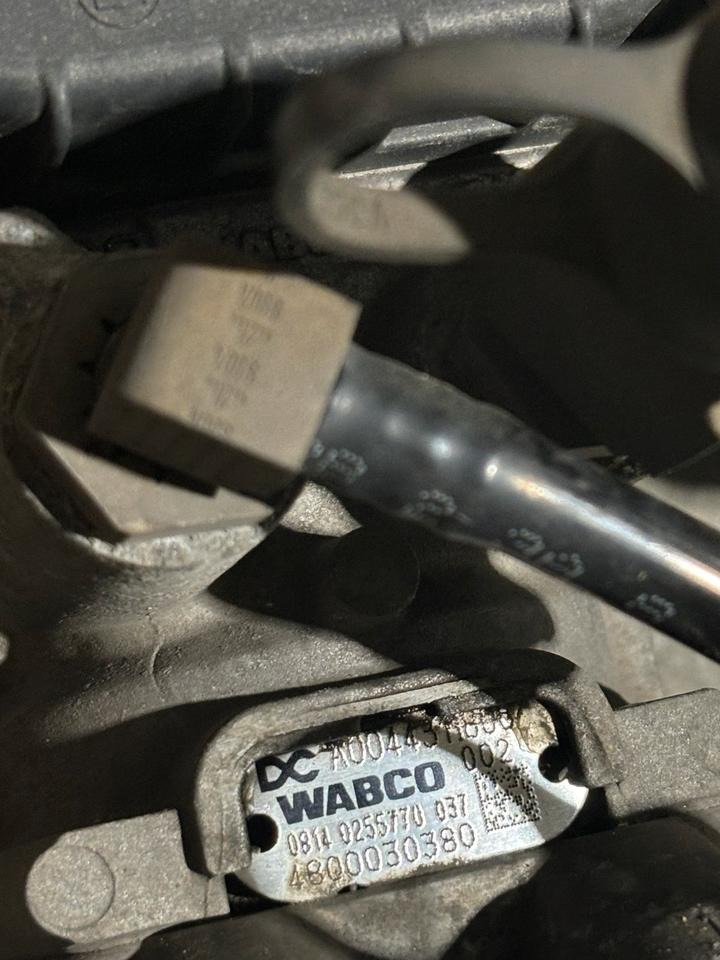 Atego 4 EU6 WABCO Fußbremsventil / Bremsventil A0044311806 - Brake valve for Truck: picture 3 Atego 4 EU6 WABCO Fußbremsventil / Bremsventil A0044311806 - Brake valve for Truck: picture 3