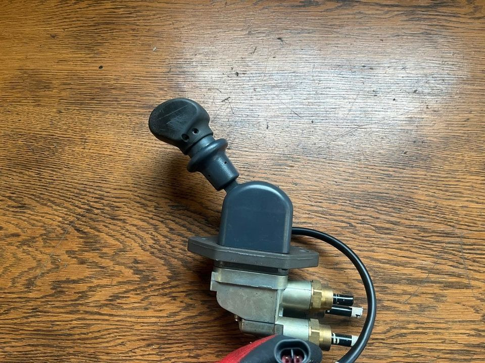 IVECO Stralis KNORR-BREMSE Bremsventil Handbremsventil DPM90EY - Brake valve for Truck: picture 4 IVECO Stralis KNORR-BREMSE Bremsventil Handbremsventil DPM90EY - Brake valve for Truck: picture 4