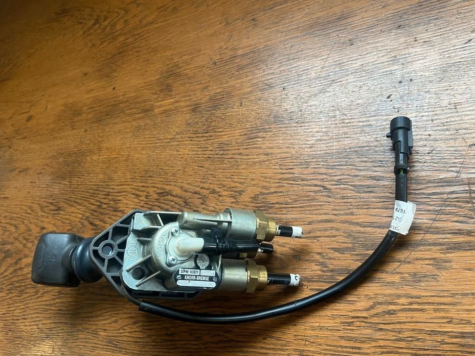 IVECO Stralis KNORR-BREMSE Bremsventil Handbremsventil DPM90EY - Brake valve for Truck: picture 3 IVECO Stralis KNORR-BREMSE Bremsventil Handbremsventil DPM90EY - Brake valve for Truck: picture 3