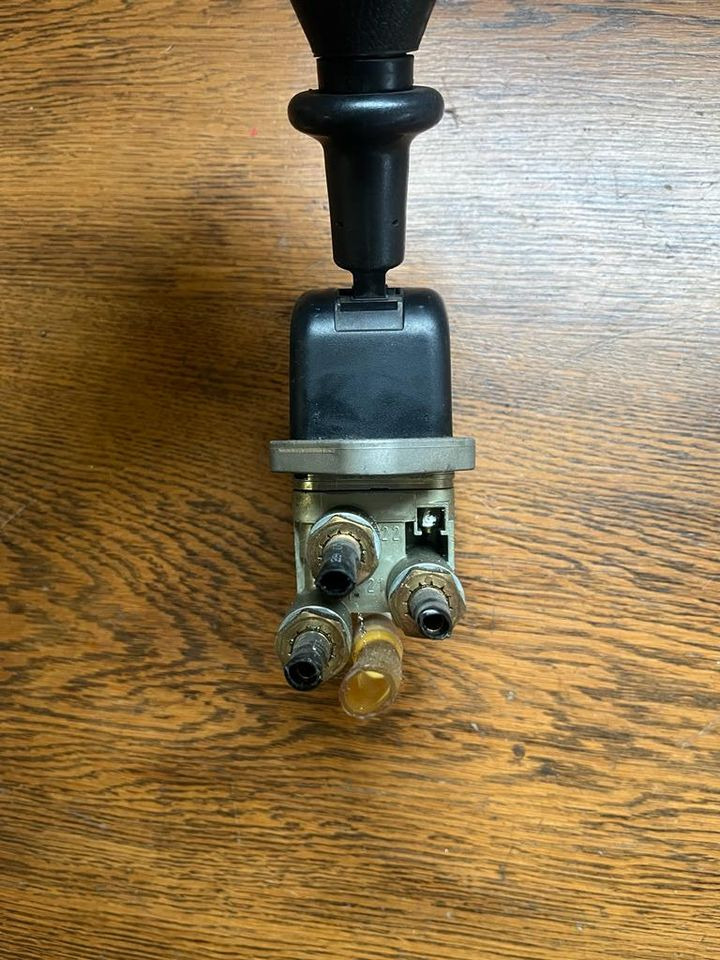 MAN Bremsventil Feststellbremse Handbremsventil 81.52315.6188 - Brake valve for Truck: picture 3 MAN Bremsventil Feststellbremse Handbremsventil 81.52315.6188 - Brake valve for Truck: picture 3