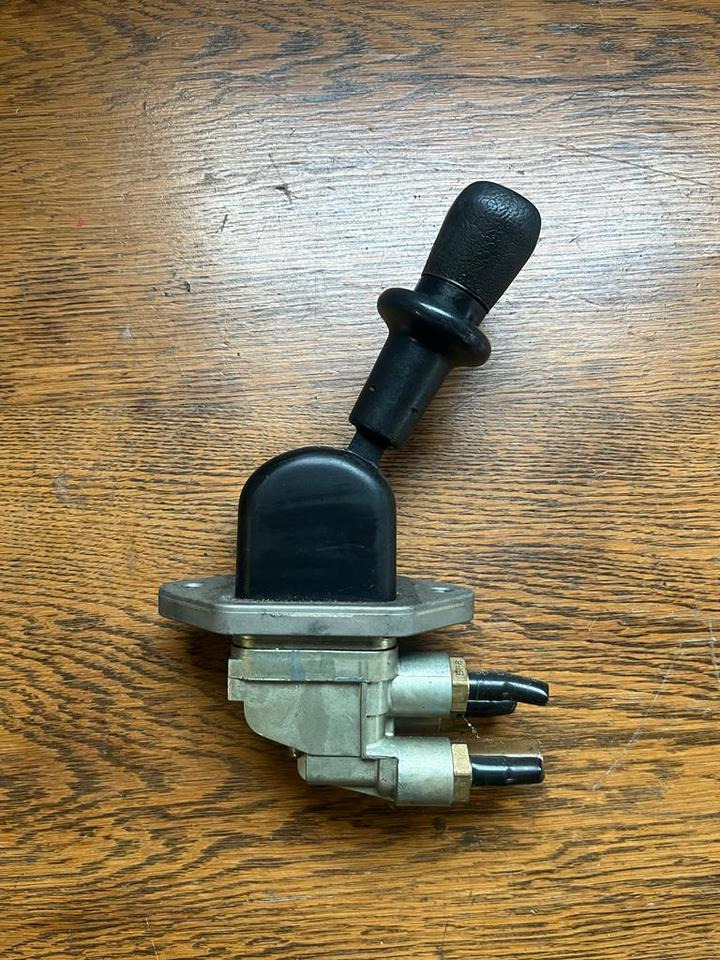 MAN Bremsventil Feststellbremse Handbremsventil 81.52315.6188 - Brake valve for Truck: picture 1 MAN Bremsventil Feststellbremse Handbremsventil 81.52315.6188 - Brake valve for Truck: picture 1