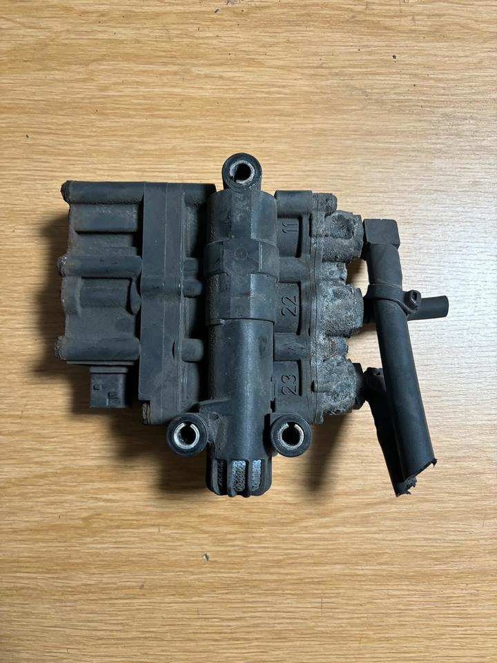 Mercedes Benz WABCO Magnetventil A0013271425 - Brake valve for Truck: picture 1 Mercedes Benz WABCO Magnetventil A0013271425 - Brake valve for Truck: picture 1