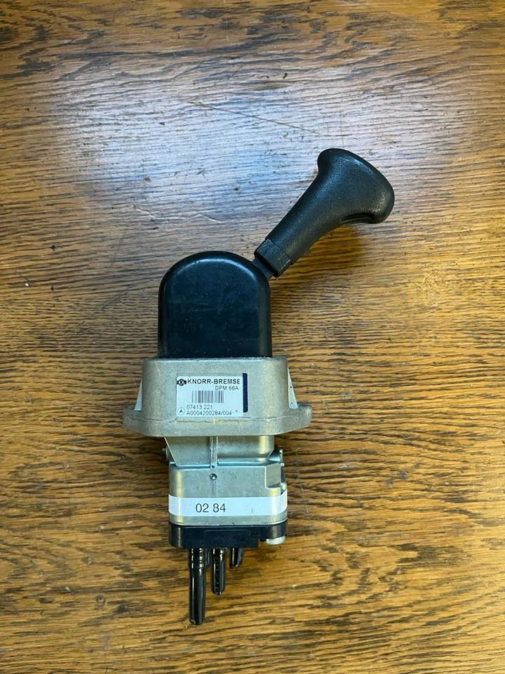 Mercedes Bremsventil Feststellbremse Handbremsventil A0004200284 - Brake valve for Truck: picture 1 Mercedes Bremsventil Feststellbremse Handbremsventil A0004200284 - Brake valve for Truck: picture 1