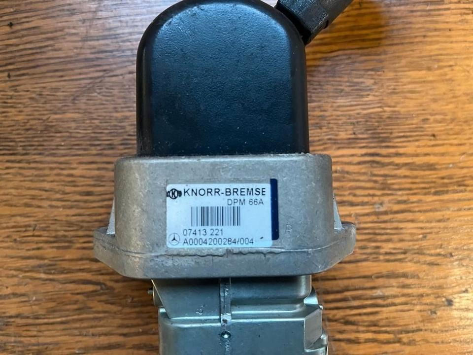 Mercedes Bremsventil Feststellbremse Handbremsventil A0004200284 - Brake valve for Truck: picture 2 Mercedes Bremsventil Feststellbremse Handbremsventil A0004200284 - Brake valve for Truck: picture 2