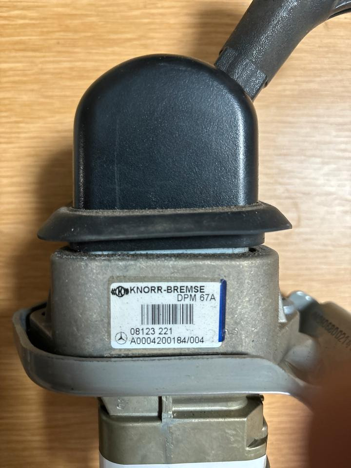 Mercedes KNORR-BREMSE Bremsventil Handbremsventil A0004200184 - Gear stick for Truck: picture 3 Mercedes KNORR-BREMSE Bremsventil Handbremsventil A0004200184 - Gear stick for Truck: picture 3