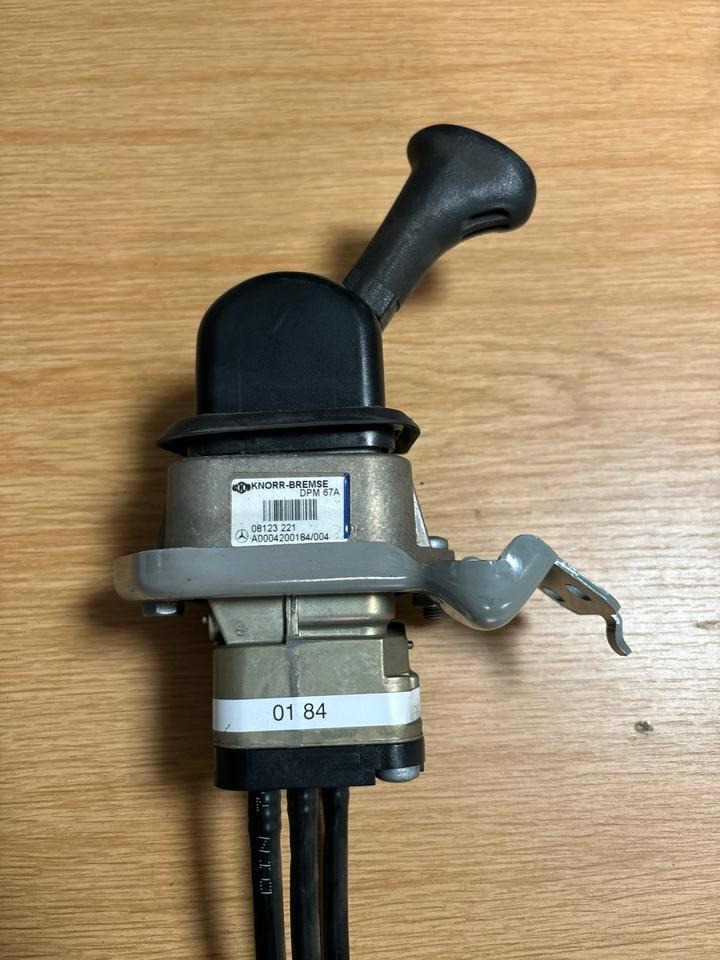 Mercedes KNORR-BREMSE Bremsventil Handbremsventil A0004200184 - Gear stick for Truck: picture 1 Mercedes KNORR-BREMSE Bremsventil Handbremsventil A0004200184 - Gear stick for Truck: picture 1