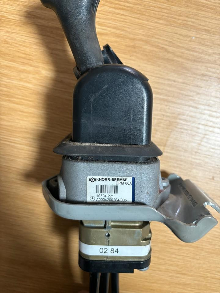 Mercedes KNORR-BREMSE Bremsventil Handbremsventil A0004200284 - Brake valve for Truck: picture 3 Mercedes KNORR-BREMSE Bremsventil Handbremsventil A0004200284 - Brake valve for Truck: picture 3