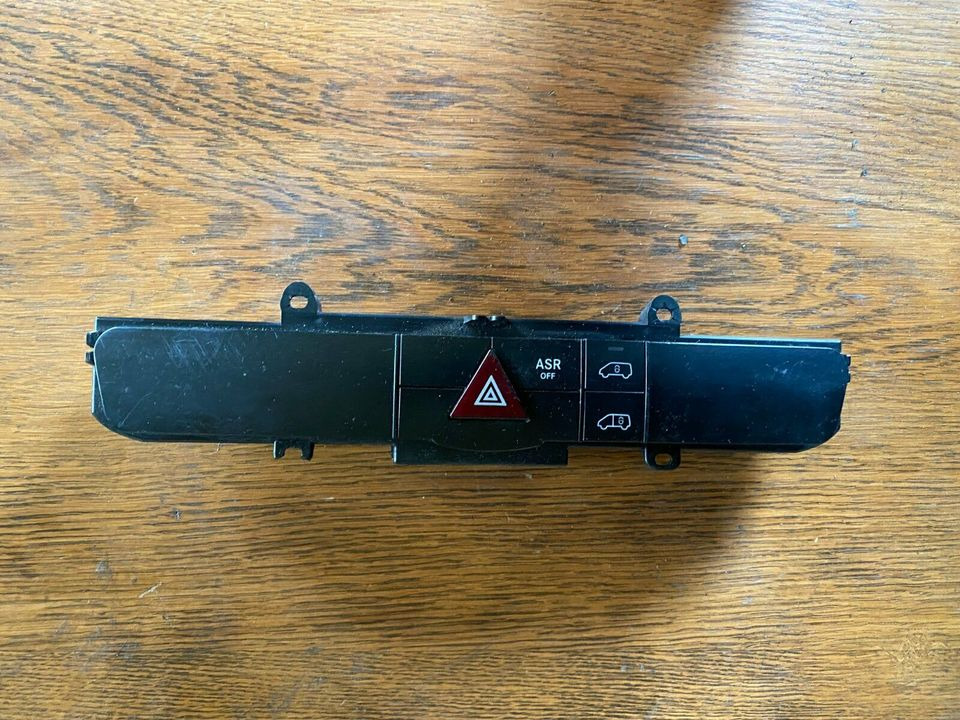 Mercedes Sprinter Warnblinkanlage Schalter A 906 870 10 10 - Cab and interior for Truck: picture 1 Mercedes Sprinter Warnblinkanlage Schalter A 906 870 10 10 - Cab and interior for Truck: picture 1