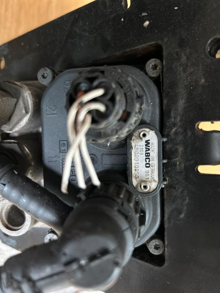 Wabco Bremssteuerventil 4800010050 - Brake valve for Truck: picture 3 Wabco Bremssteuerventil 4800010050 - Brake valve for Truck: picture 3