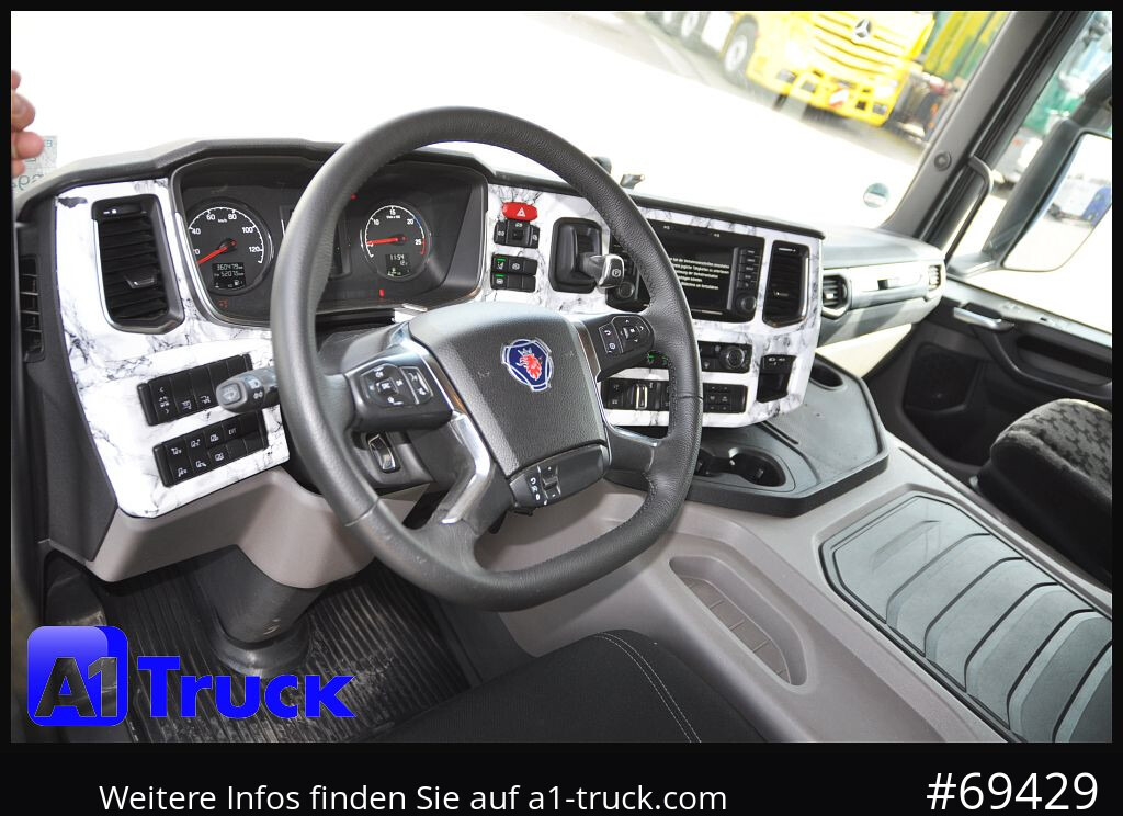 Interior photo 1: SCANIA P 320 P 6x2,, Getränke, Lenkachse, LBW: Dhollandia DHLM 30 on lease SCANIA P 320 P 6x2,, Getränke, Lenkachse, LBW: Dhollandia DHLM 30