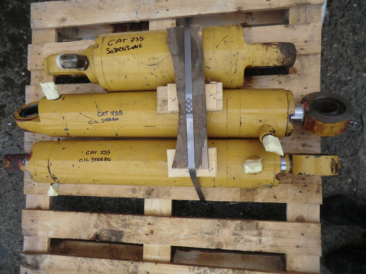 Caterpillar 735 Cilindro di sterzo dx - Hydraulic cylinder for Construction machinery: picture 2 Caterpillar 735 Cilindro di sterzo dx - Hydraulic cylinder for Construction machinery: picture 2