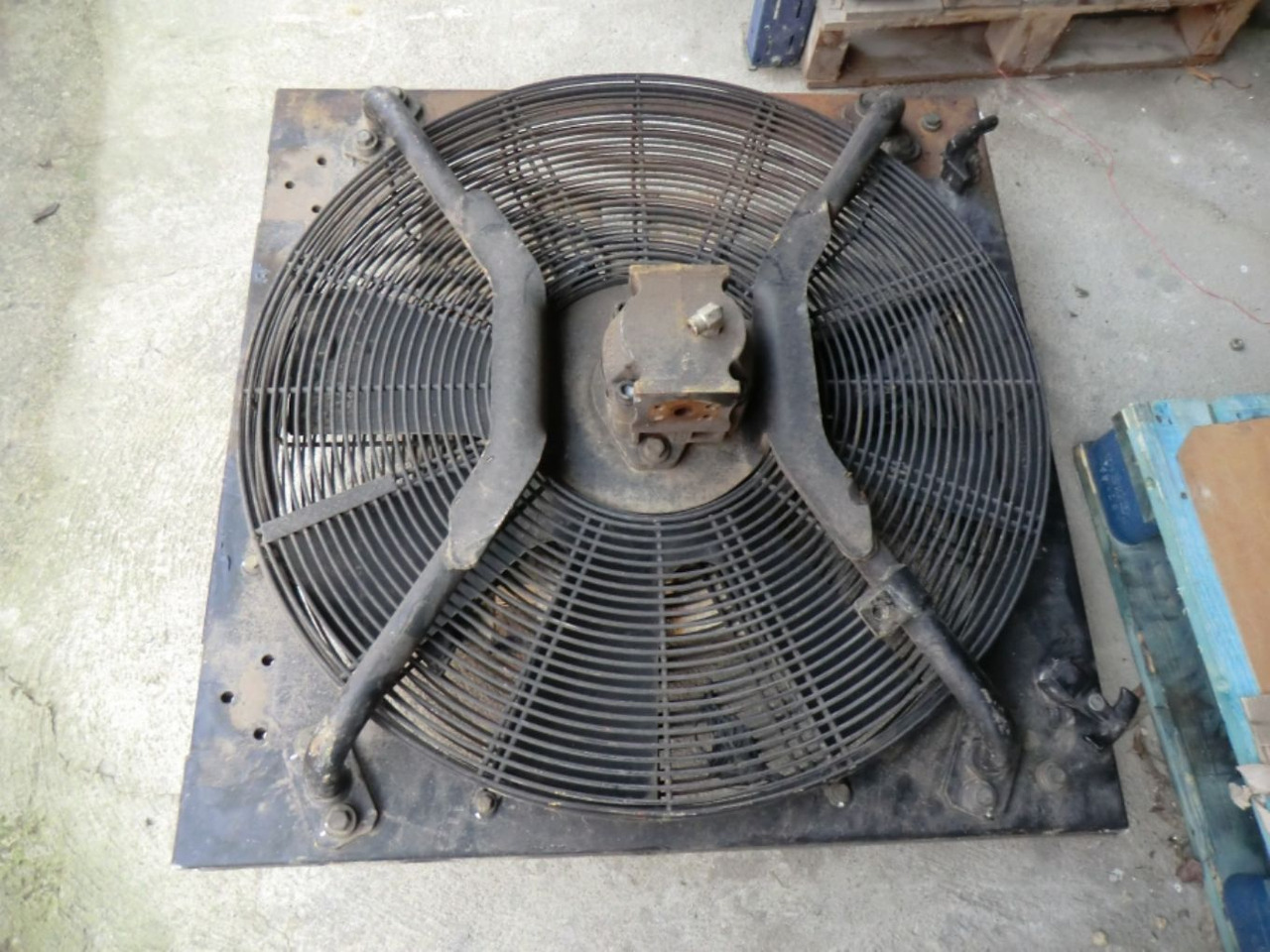 Caterpillar 963D GRIGLIA CON VENTOLA COMPLETA DI POMPA VENTOLA - Fan for Construction machinery: picture 1 Caterpillar 963D GRIGLIA CON VENTOLA COMPLETA DI POMPA VENTOLA - Fan for Construction machinery: picture 1