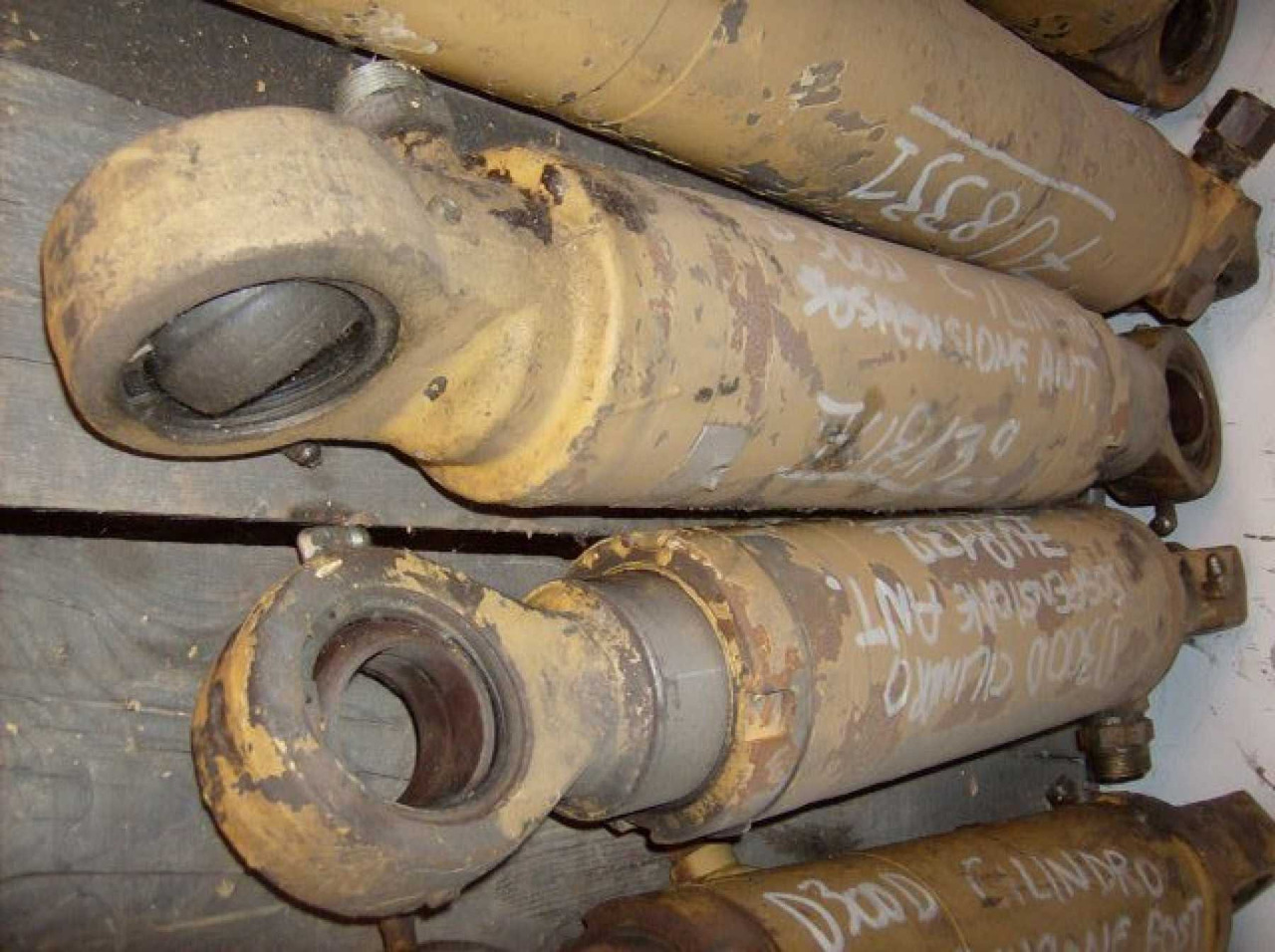 Caterpillar D300D CILINDRI DI SOSPENSIONE ANTERIORE - Hydraulic cylinder for Construction machinery: picture 1 Caterpillar D300D CILINDRI DI SOSPENSIONE ANTERIORE - Hydraulic cylinder for Construction machinery: picture 1