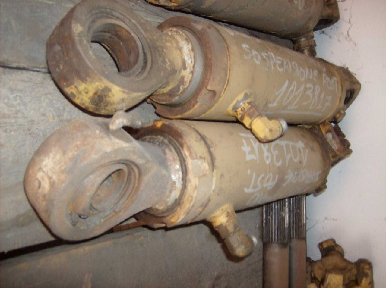 Caterpillar D300D CILINDRI DI SOSPENSIONE POSTERIORE - Hydraulic cylinder for Construction machinery: picture 1 Caterpillar D300D CILINDRI DI SOSPENSIONE POSTERIORE - Hydraulic cylinder for Construction machinery: picture 1