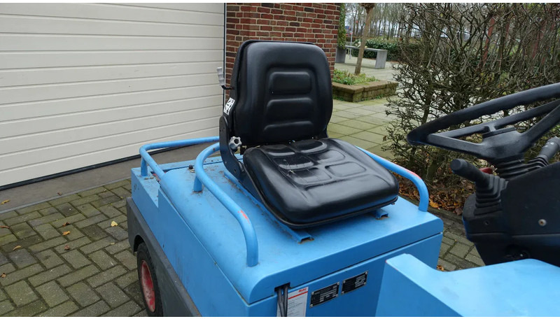 Hako Sherpa S/5 48Volt met acculader - Tow tractor: picture 3 Hako Sherpa S/5 48Volt met acculader - Tow tractor: picture 3