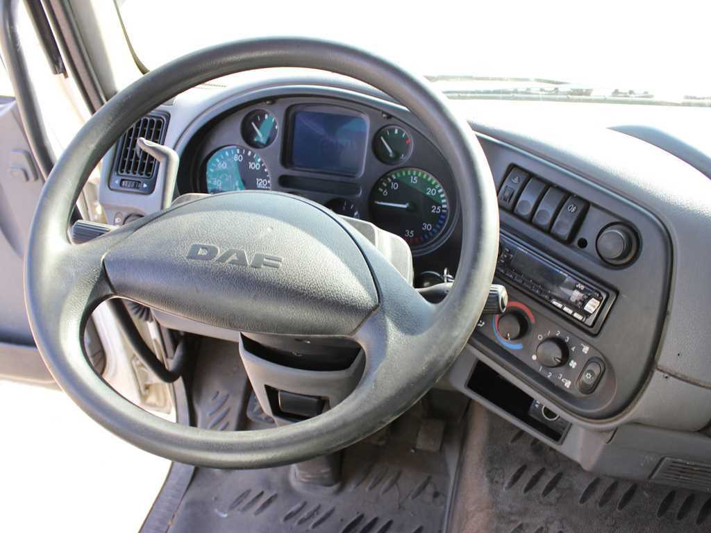 Dropside/ Flatbed truck DAF LF 45.180, SLEEPING BODY, EURO 3, TIRES 80%: picture 15