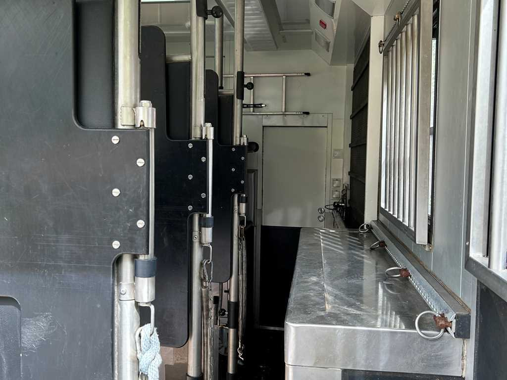 Volvo STX FL, FOR 6 PEOPLE, FOR TRANSPORTING FIVE HORSES, CAMERA, 2X HYDRAULIC FRONT - Other machinery: picture 5 Volvo STX FL, FOR 6 PEOPLE, FOR TRANSPORTING FIVE HORSES, CAMERA, 2X HYDRAULIC FRONT - Other machinery: picture 5