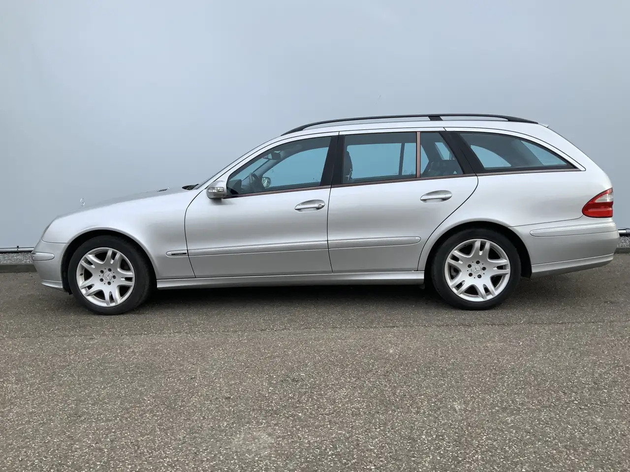 Mercedes-Benz E 500 Combi V8 Elegance 4-Matic airmatic,full option - Car: picture 3 Mercedes-Benz E 500 Combi V8 Elegance 4-Matic airmatic,full option - Car: picture 3