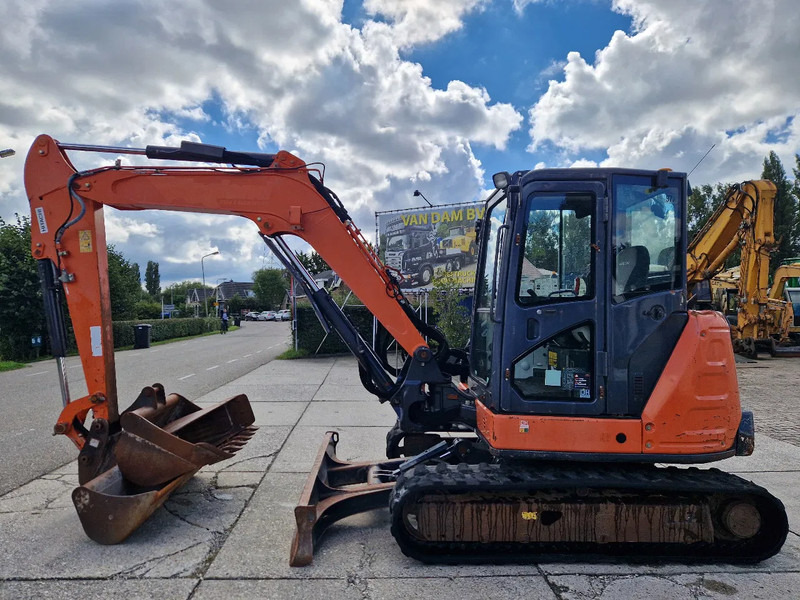 Mini excavator Hitachi ZX65USB-5A CLP with airco: picture 1