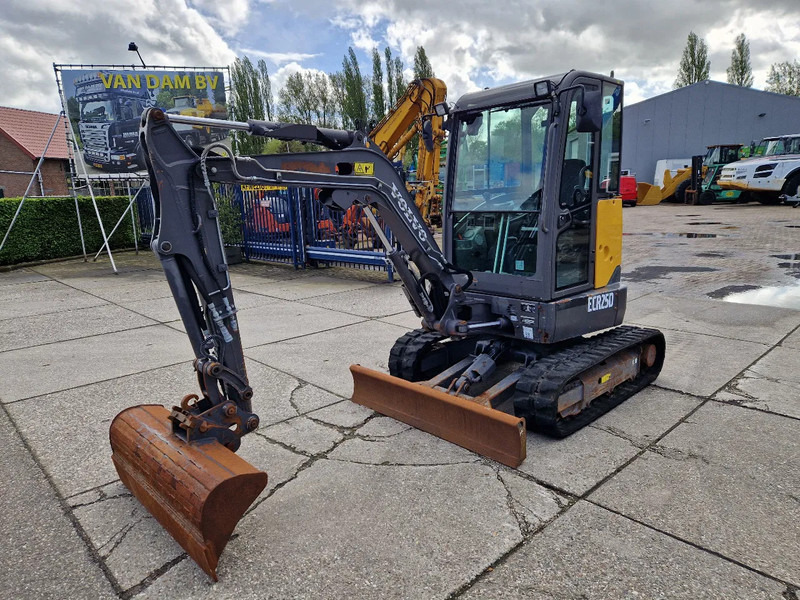 Mini excavator Volvo ECR25D met 2562 uur: picture 1